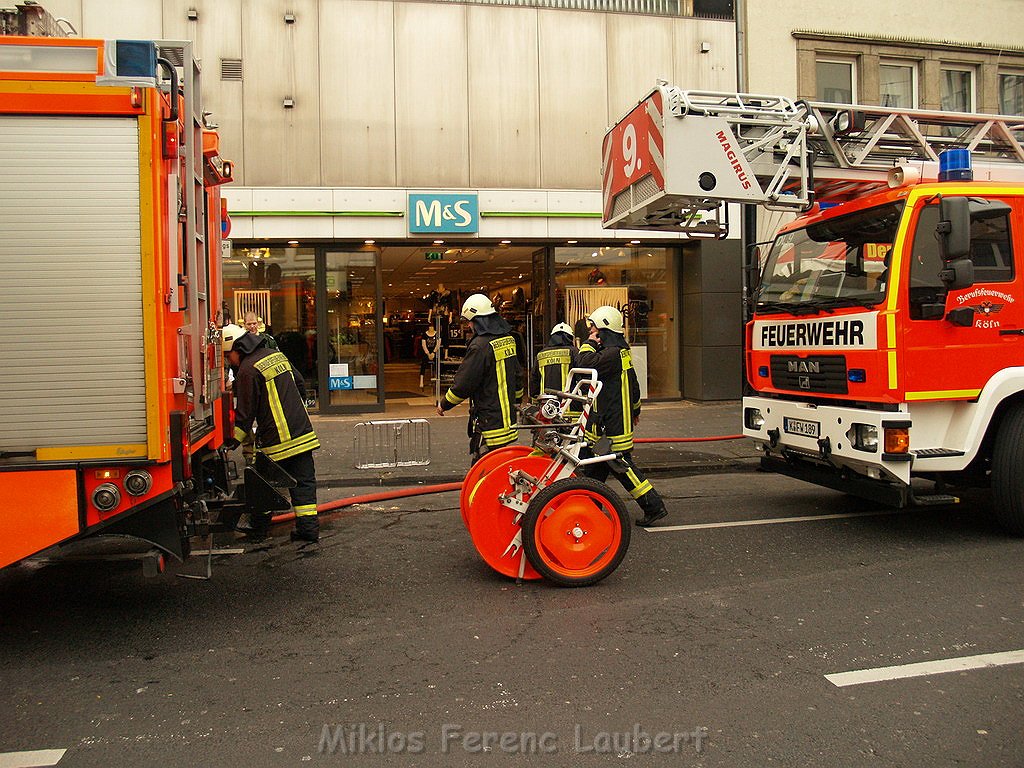 Feuer Koeln Muelheim Frankfurterstr Wiener Platz P88.JPG